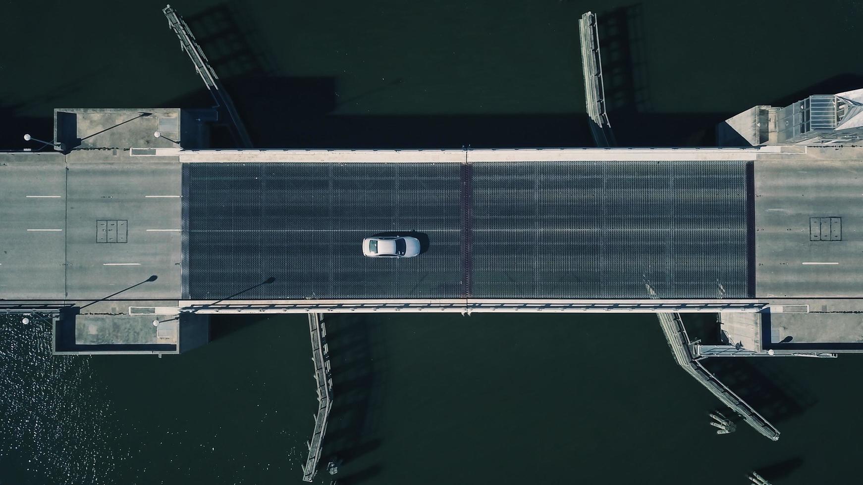 Auto auf der Brücke foto