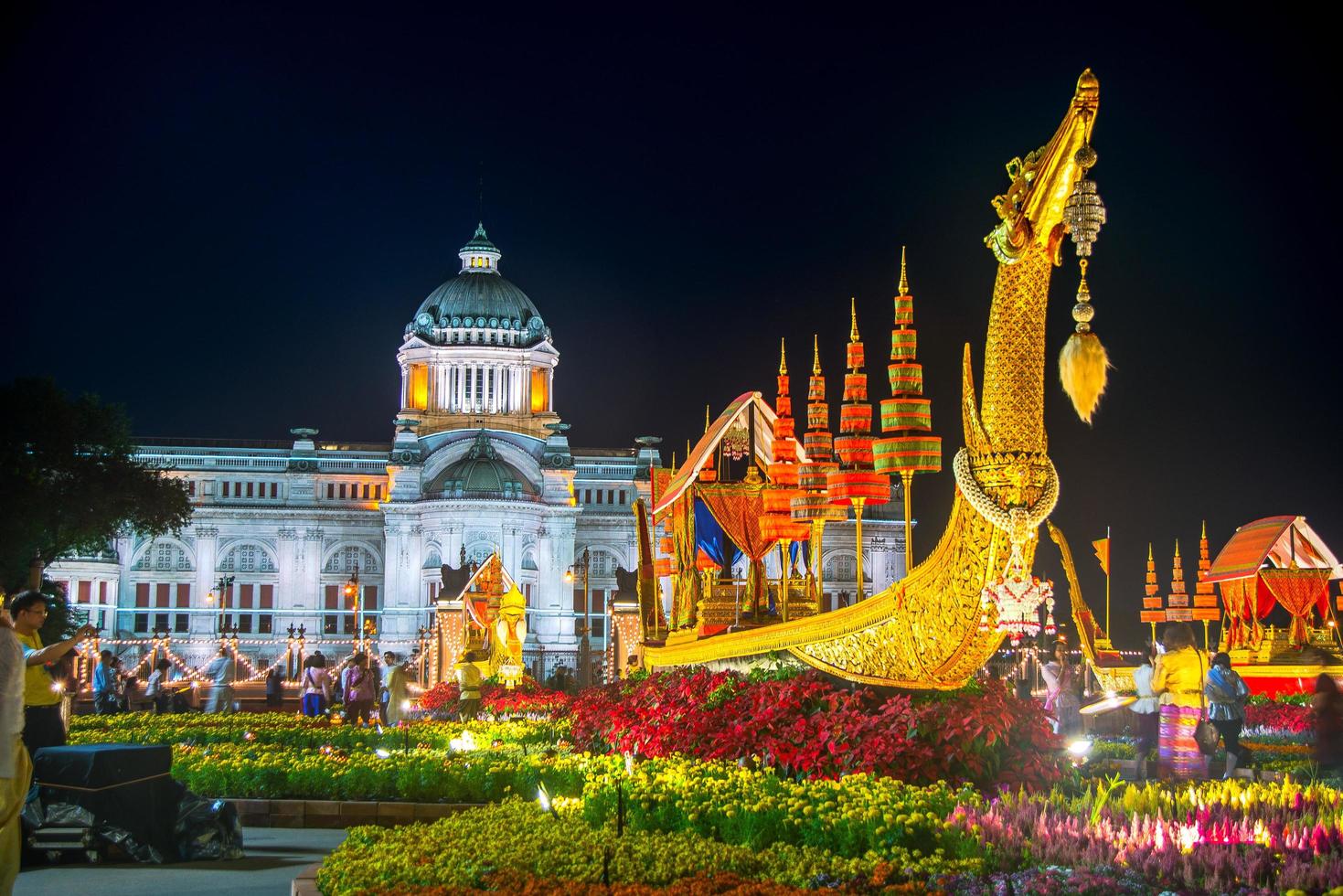 bangkok, thailand - 24. dezember 2018 - nachbau des suphannahong royal barge auf der wintermesse aun ai rak khlai khwam nao auf dem royal plaza, dusit palace plaza oder reiterstatue plaza foto