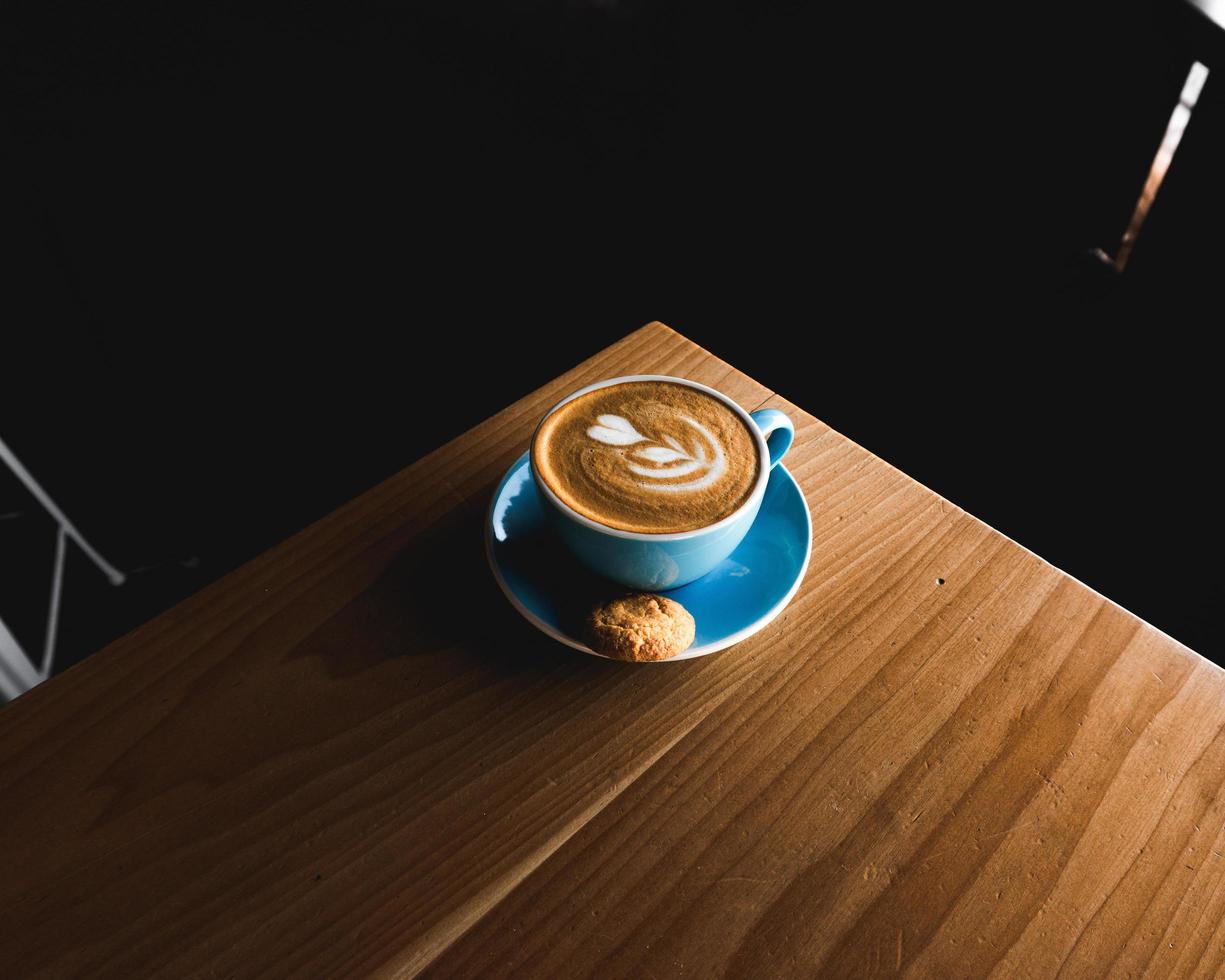 blaue Keramik-Teetasse aus Latte foto