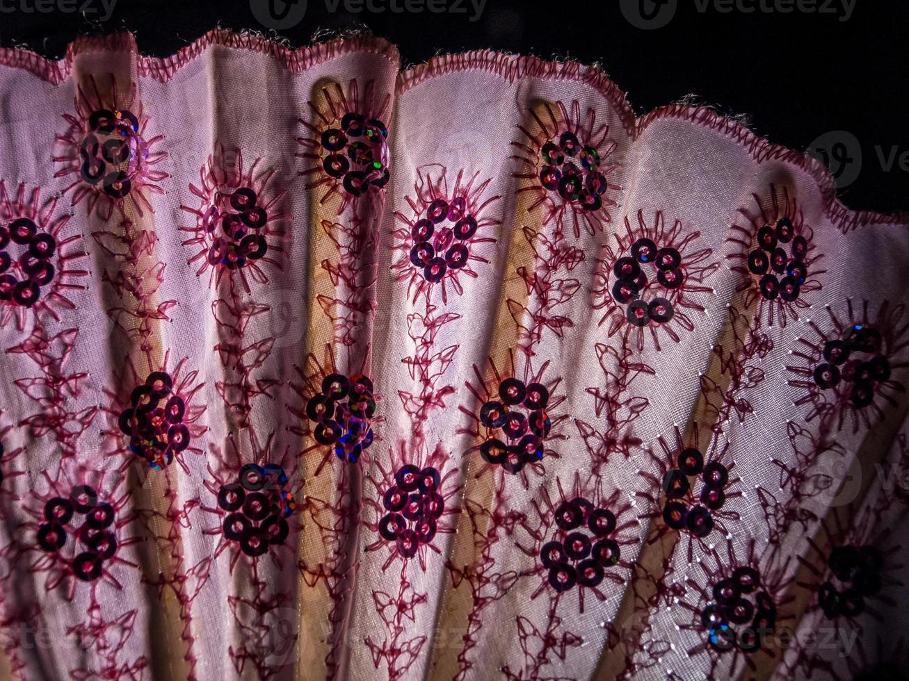 spanischer pinkfarbener Handfächer voller Details foto
