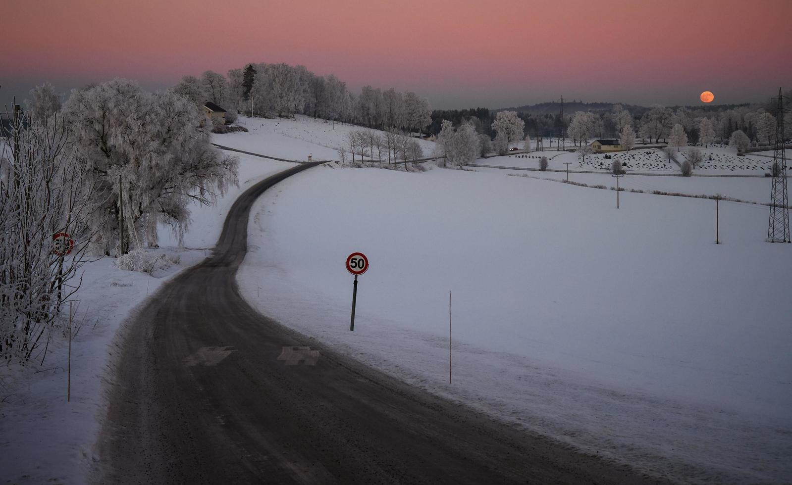 graue Asphaltstraße im Winter foto