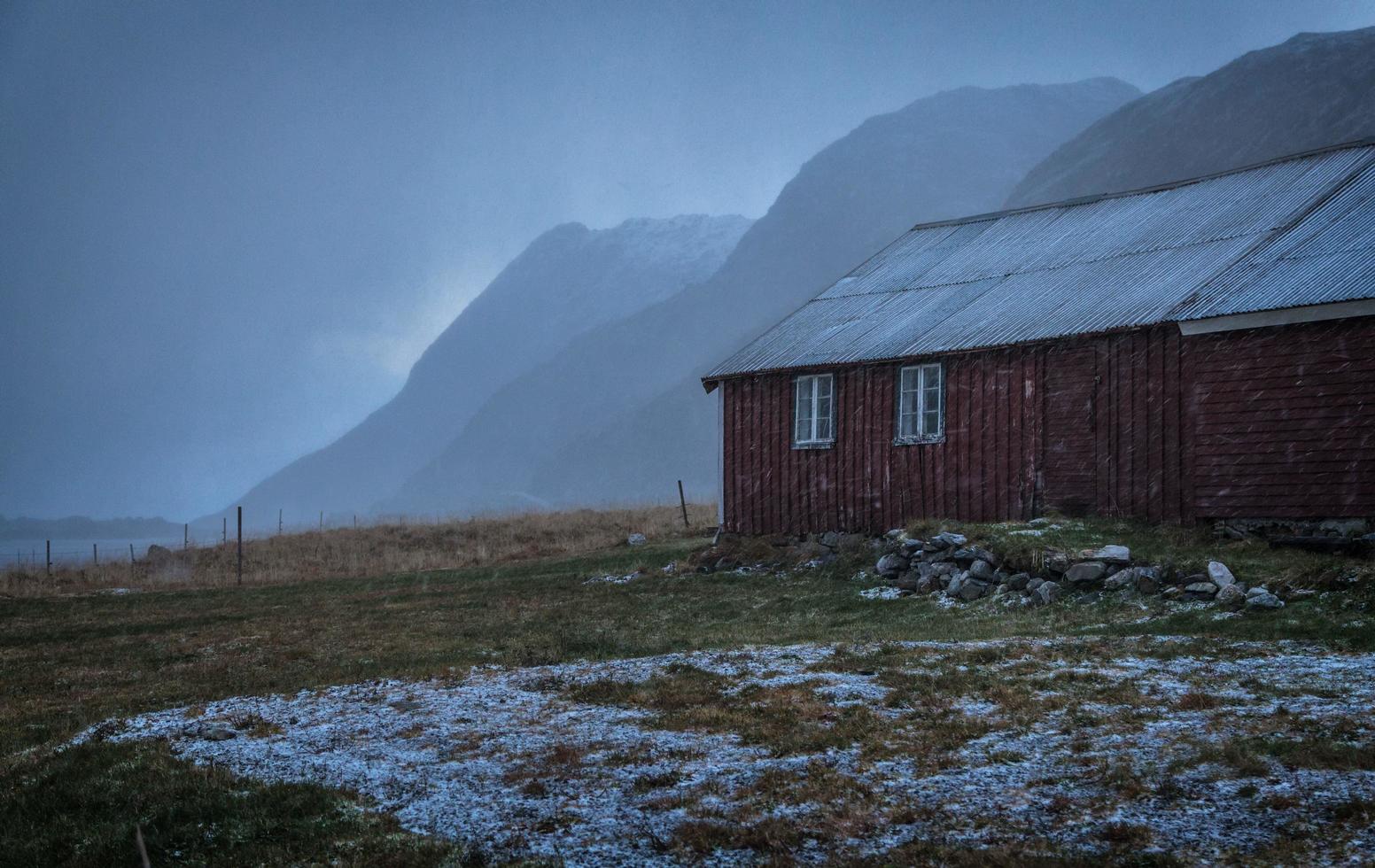 schneebedeckte Szene des Bauernhauses foto