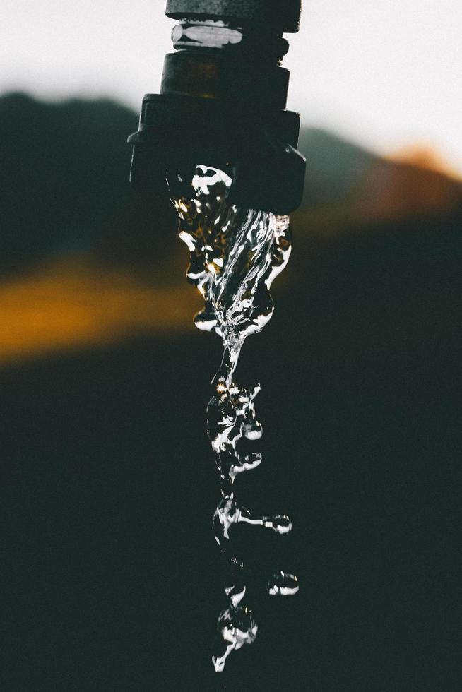 Wassertropfen aus dem Wasserhahn foto