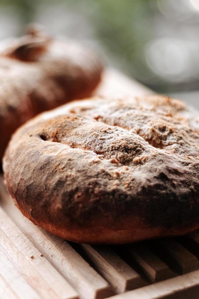 rundes Schwarzbrot foto