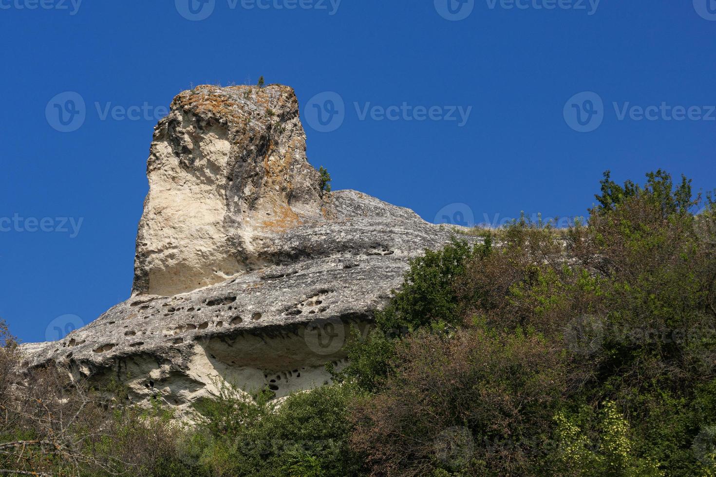 alte höhlenstadt, baqla, ansicht von außen. Felsen in Form des Kopfes einer Schlangenkobra. Sphinx-Kopf foto