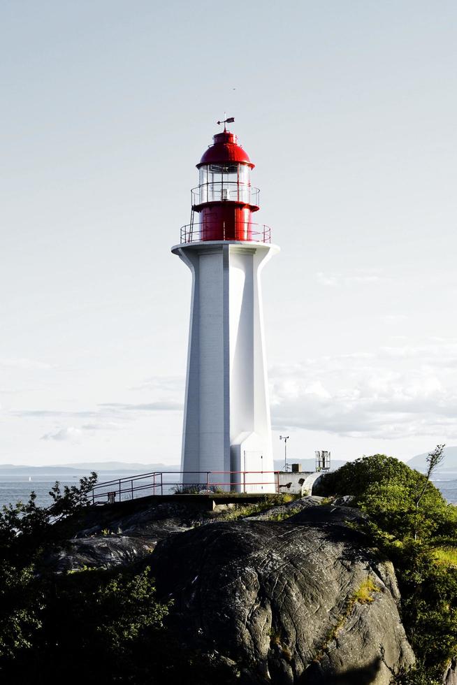 weißer und roter Leuchtturm foto