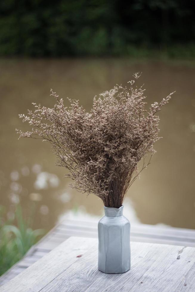 Strauß getrockneter Blumen in der Vase foto