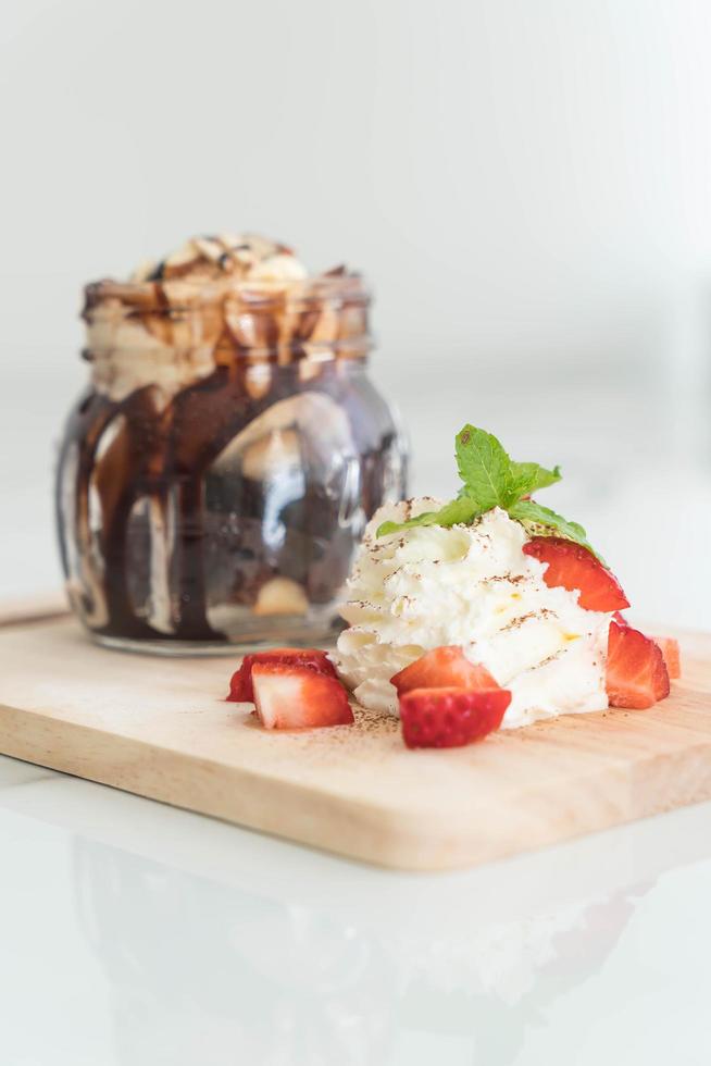 Schokoladendessert mit Schlagsahne foto