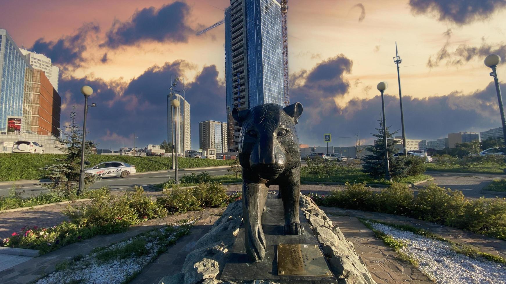 wladiwostok, russland - 20. september 2022 - stadtlandschaft mit blick auf die tigerskulptur. foto