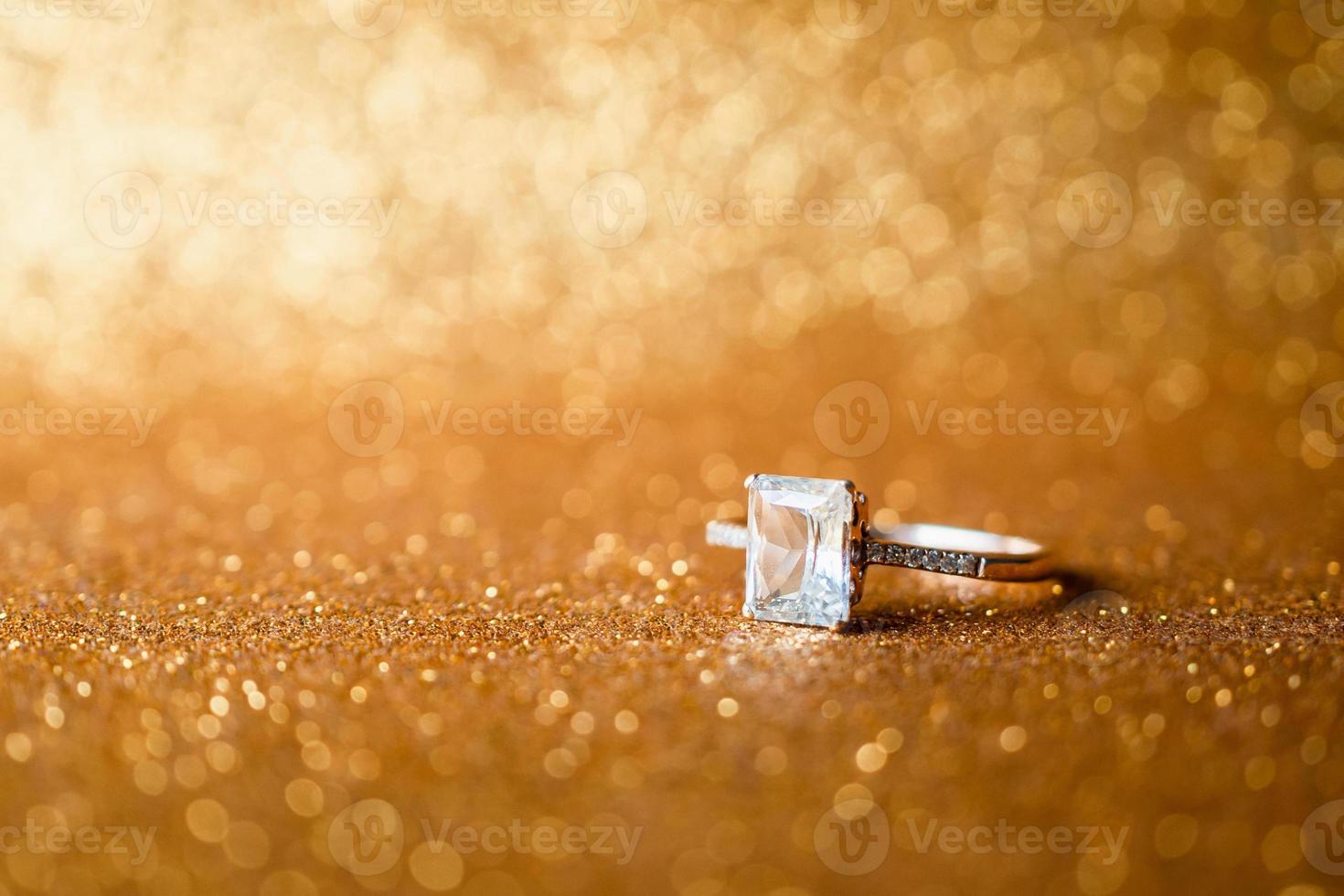 Schmuck-Diamant-Ring mit abstraktem festlichem Glitzer Weihnachtsfeiertag Textur Hintergrundunschärfe mit Bokeh-Licht foto