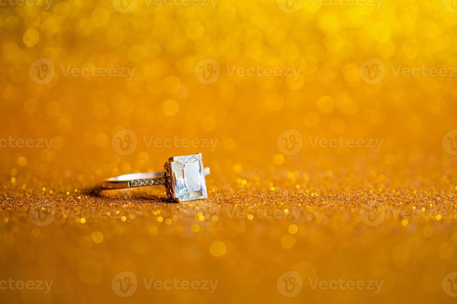 Schmuck-Diamant-Ring mit abstraktem festlichem Glitzer Weihnachtsfeiertag Textur Hintergrundunschärfe mit Bokeh-Licht foto