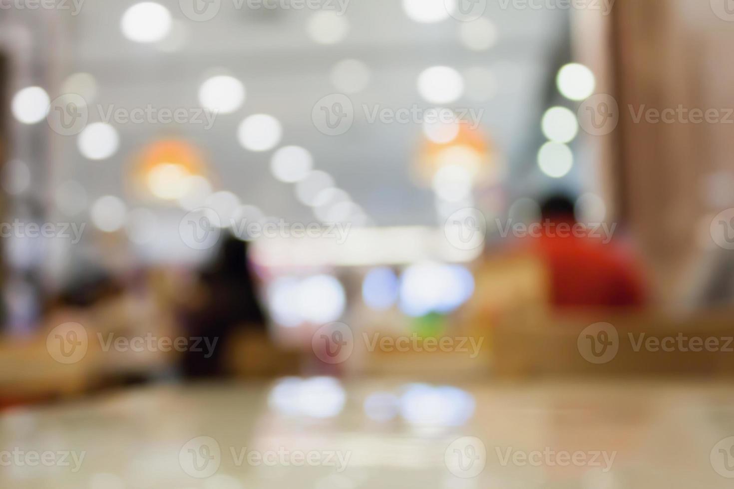 Tischplatte mit unscharfem Café-Restaurant foto