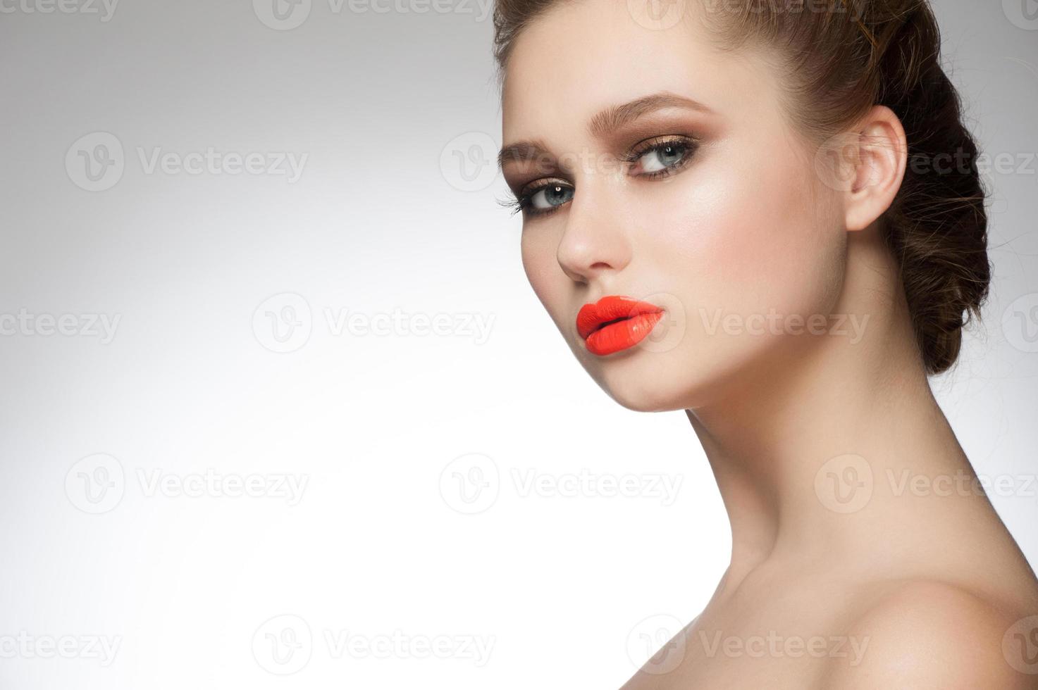 Frau mit orange Lippenstift foto