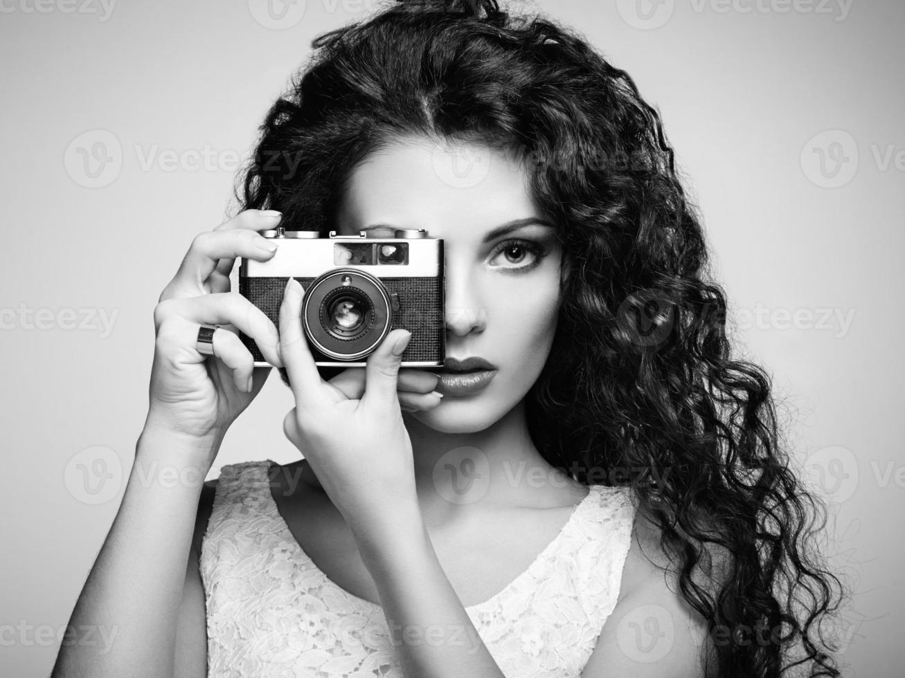 Porträt der schönen Frau mit der Kamera foto