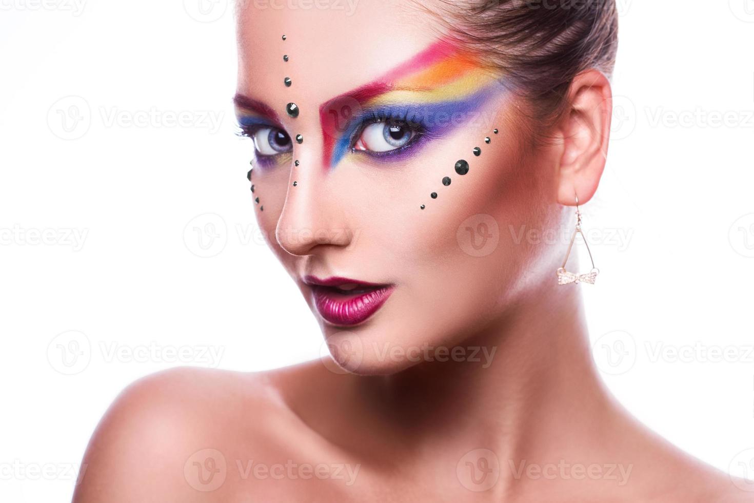 isoliert auf weißem Hintergrund hübsche Frau mit buntem Make-up foto