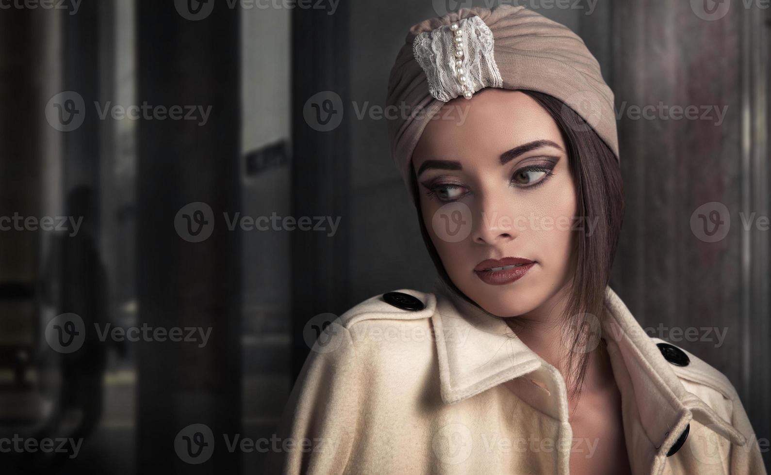 schöne stilvolle Frau im orientalischen Stil im Turban foto