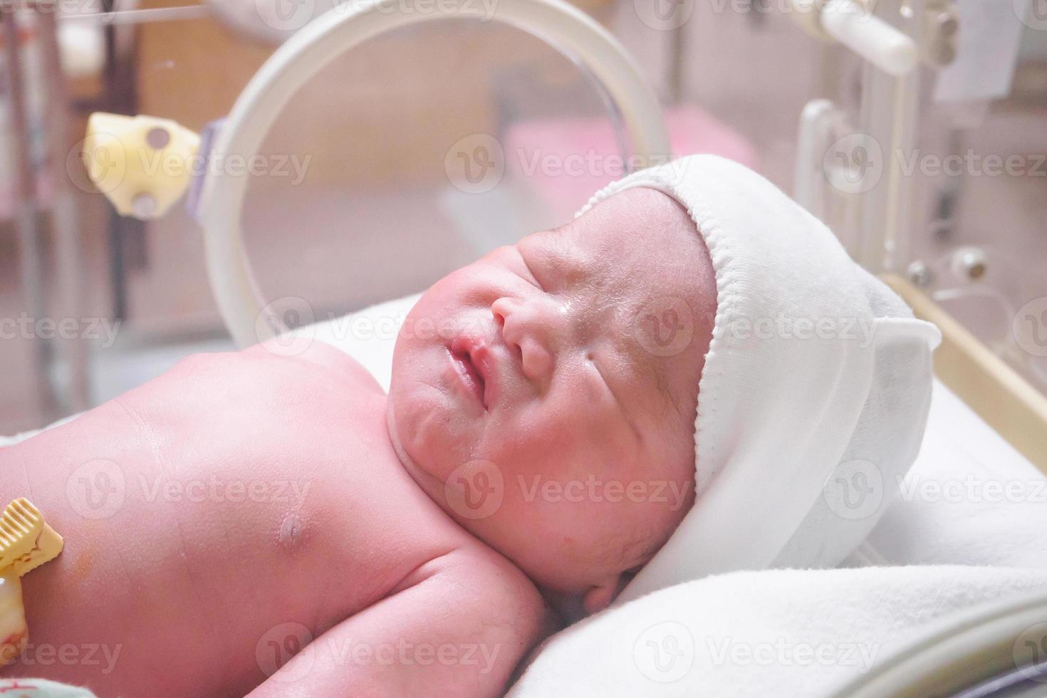 neugeborenes baby im krankenhausinkubator foto