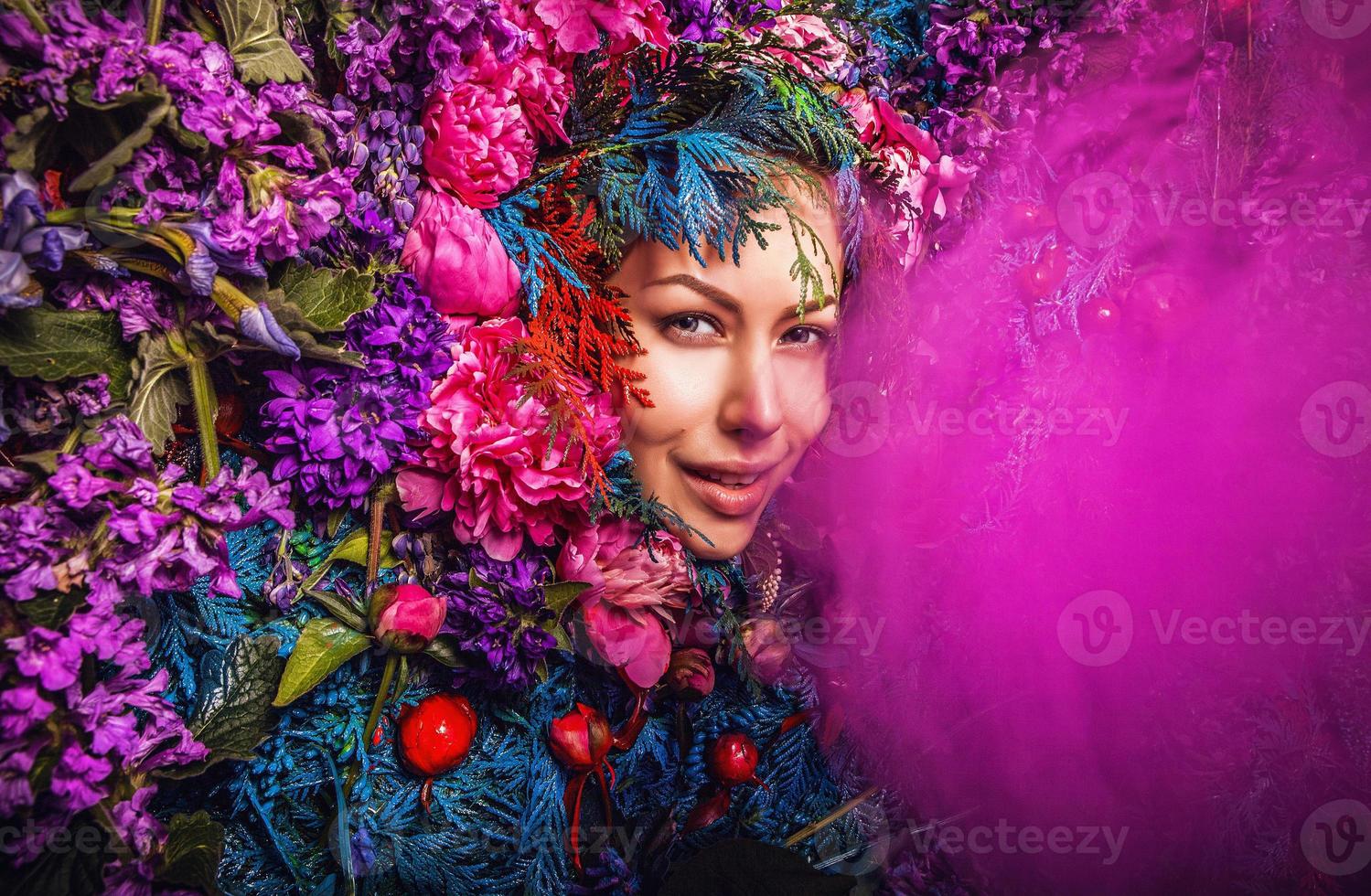 Märchenmädchenporträt umgeben von natürlichen Pflanzen und Blumen. foto