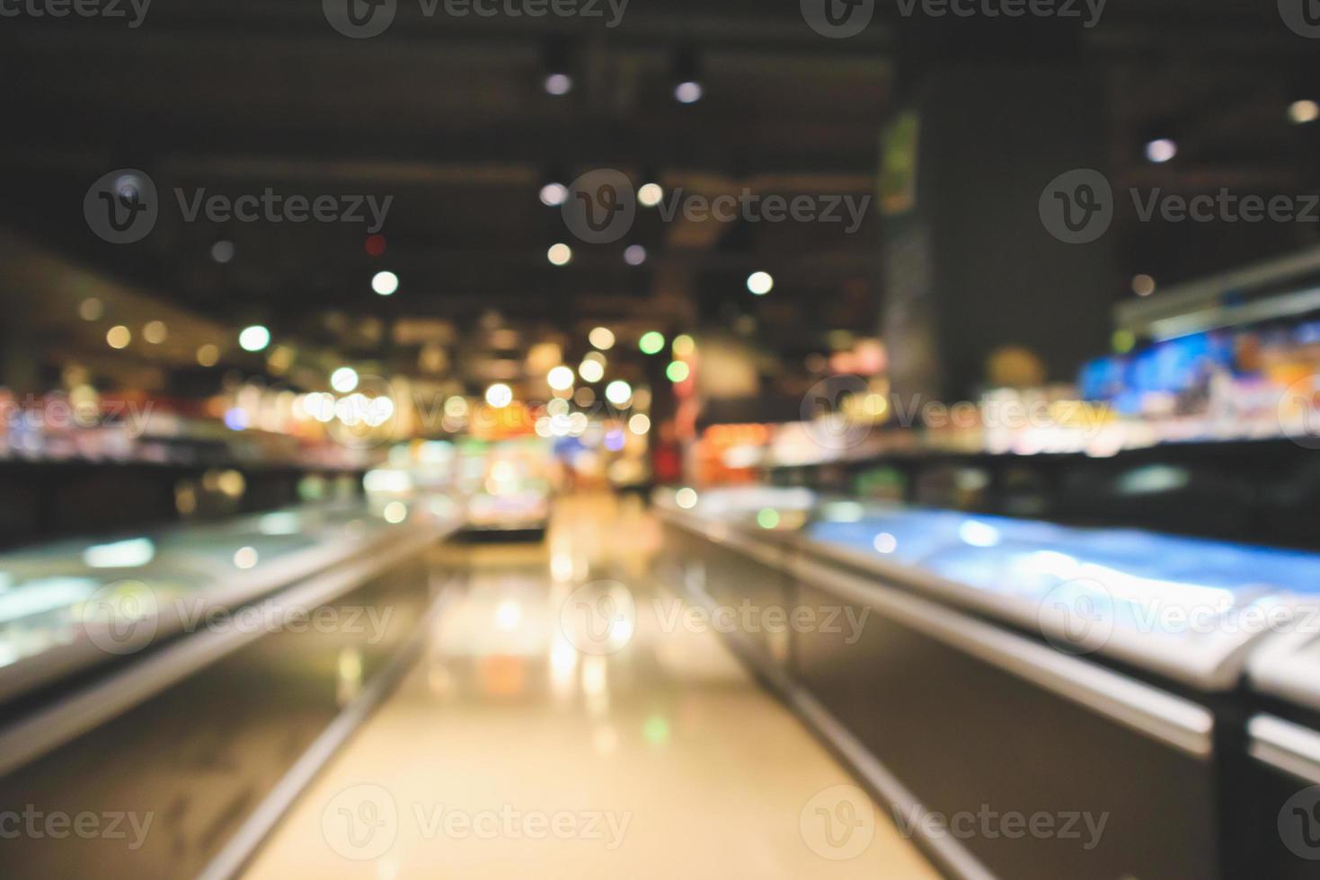 abstrakter Supermarkt-Gang-Innenraum verschwommener defokussierter Hintergrund mit Bokeh-Licht foto