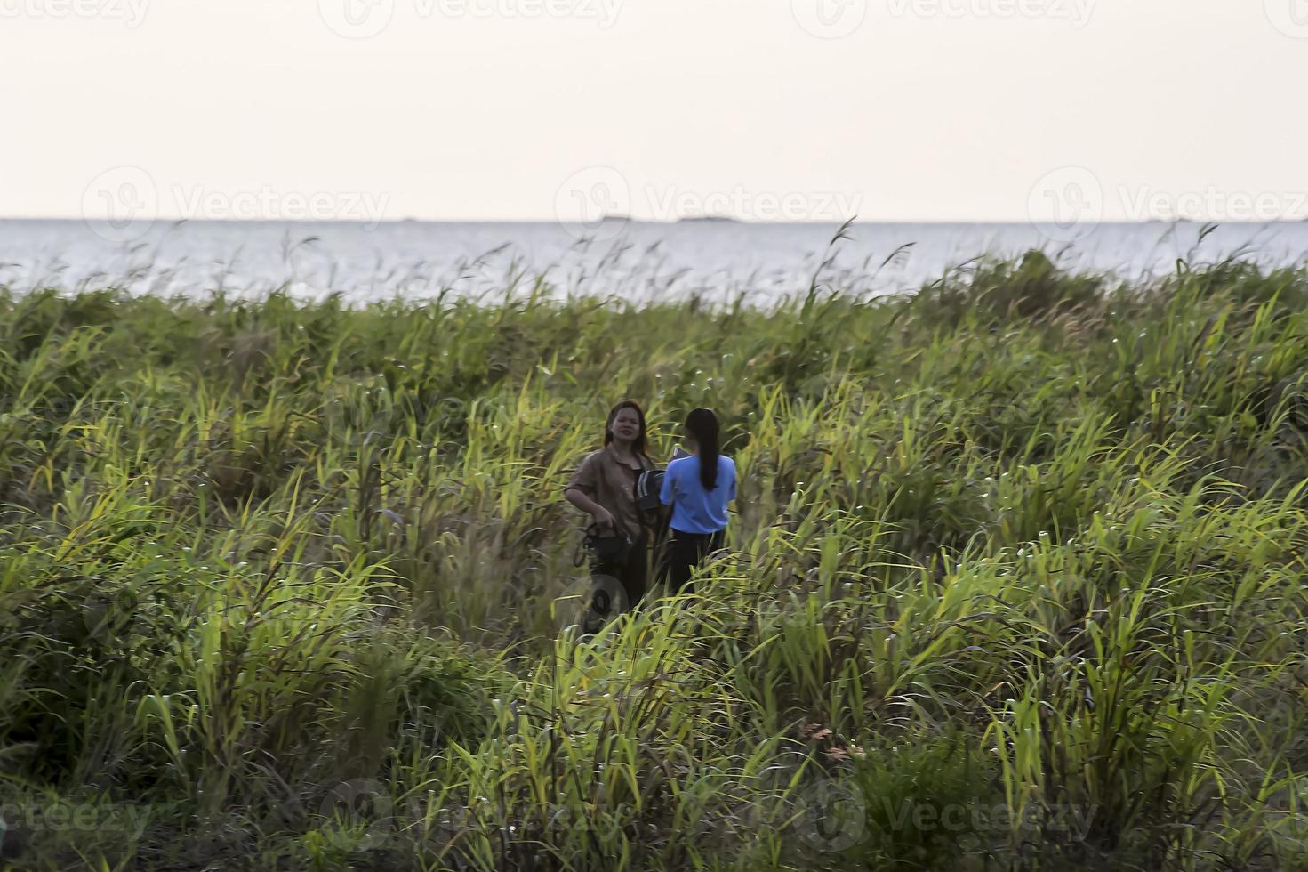 Sorong, West Papua, Indonesien, 7. Juni 2022. Menschen, die den Sonnenuntergang am Strand genießen. foto