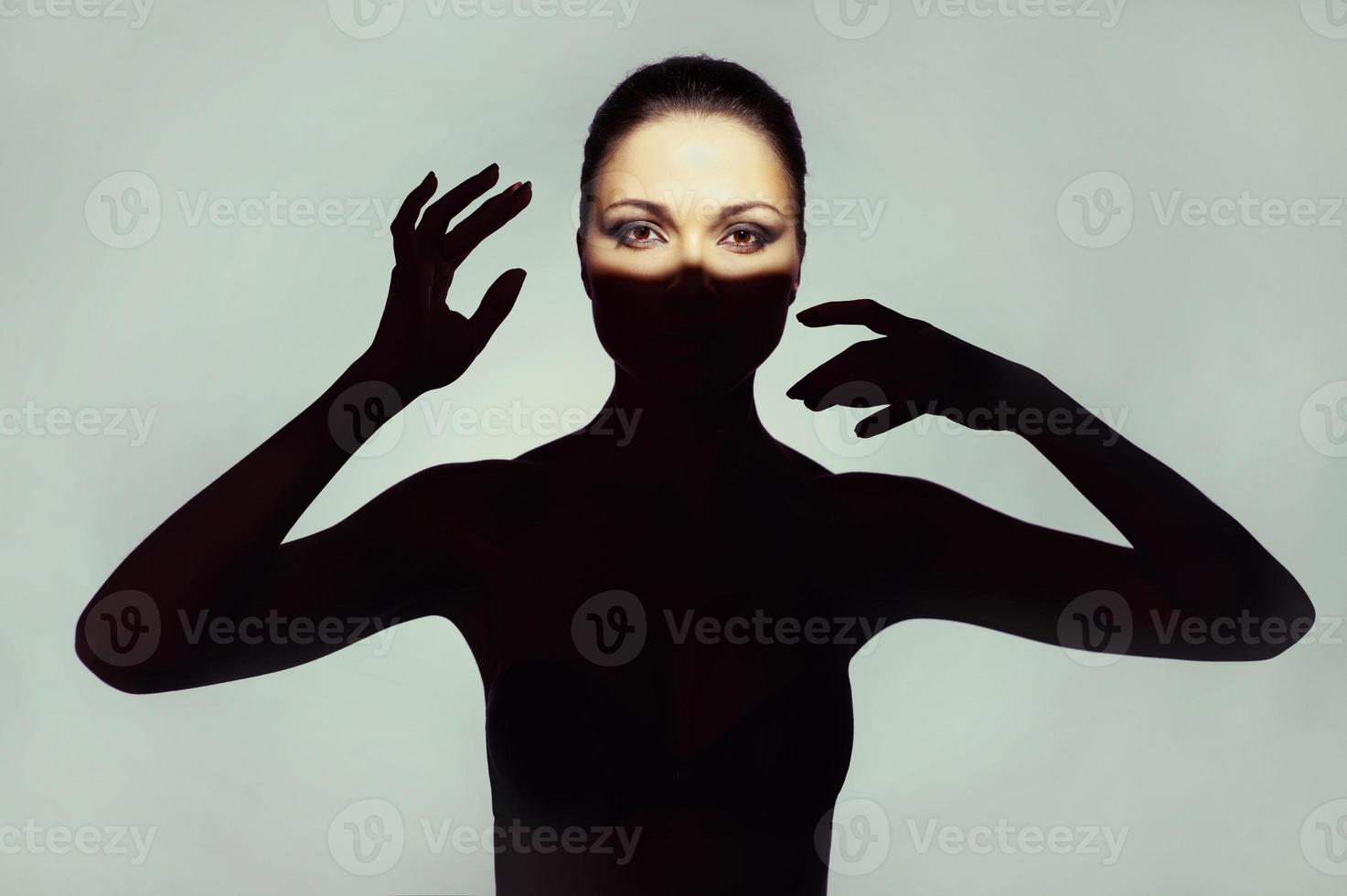 surrealistische junge Dame mit Schatten auf ihrem Körper foto