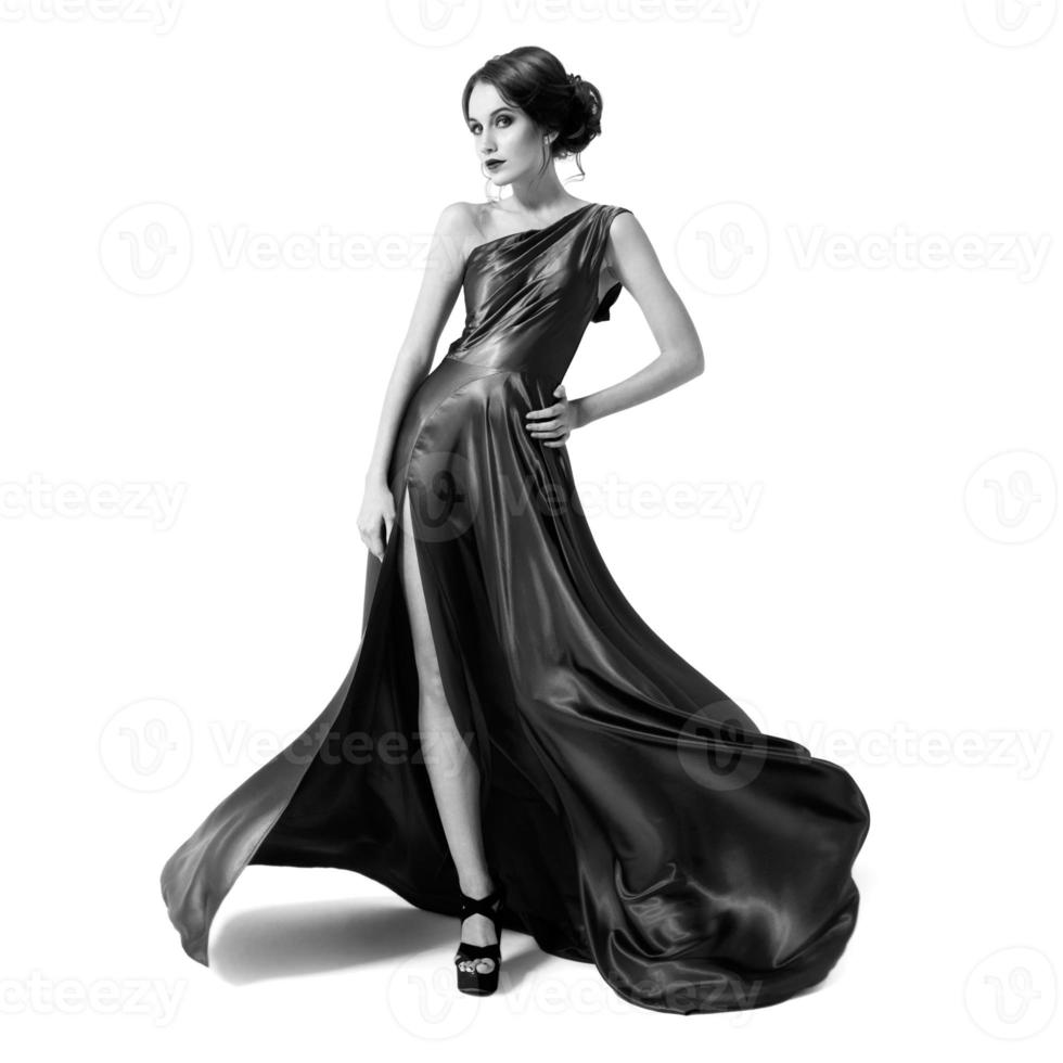 Modefrau im flatternden Kleid. Schwarzweißbild. foto