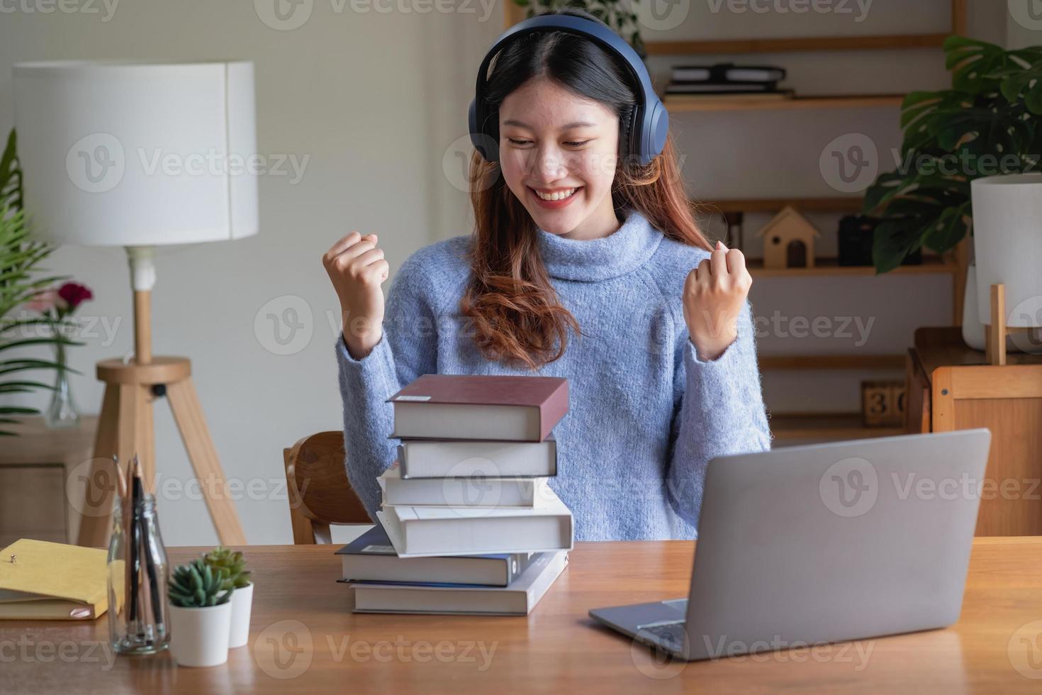 Entspannen, Stress abbauen, Urlaub machen, Spaß haben. asiatische frauen notieren ihre eigene vergangenheit glücklich zu hause. foto