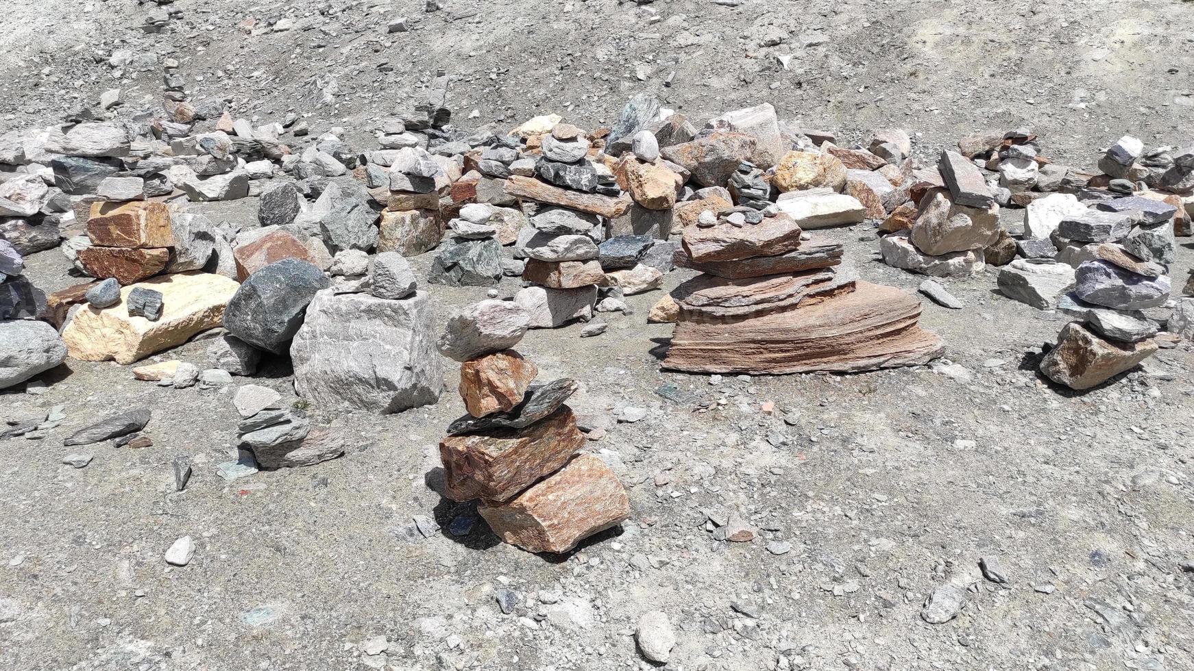 Stapel von Steinen auf dem Berg, die für die Meditation arrangiert wurden. foto