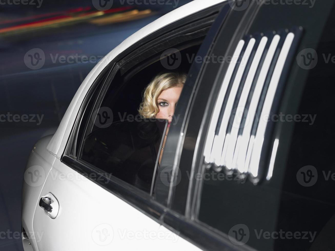 weibliche Berühmtheit im Limousinenauto foto