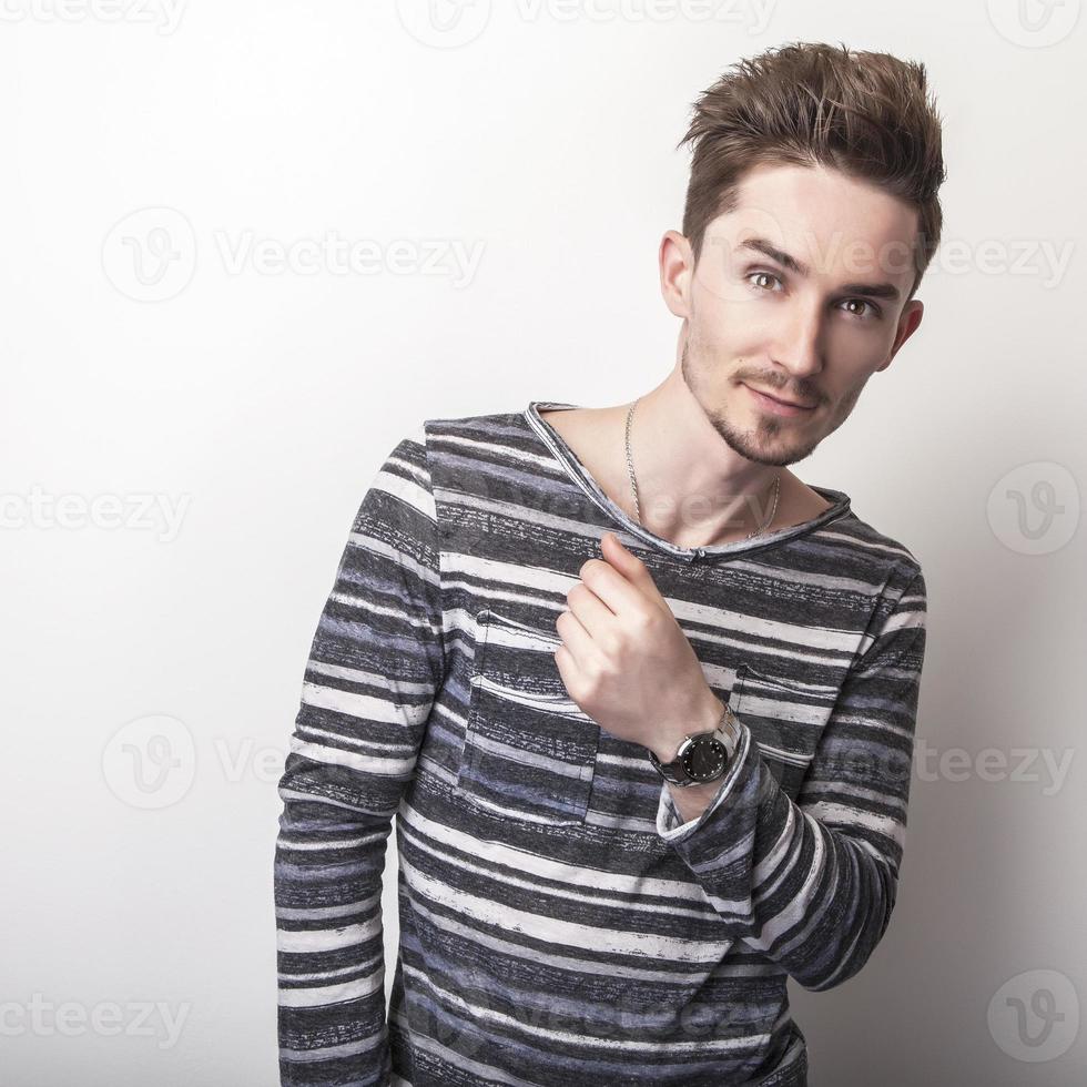 junger hübscher Mann im grauen T-Shirt. foto