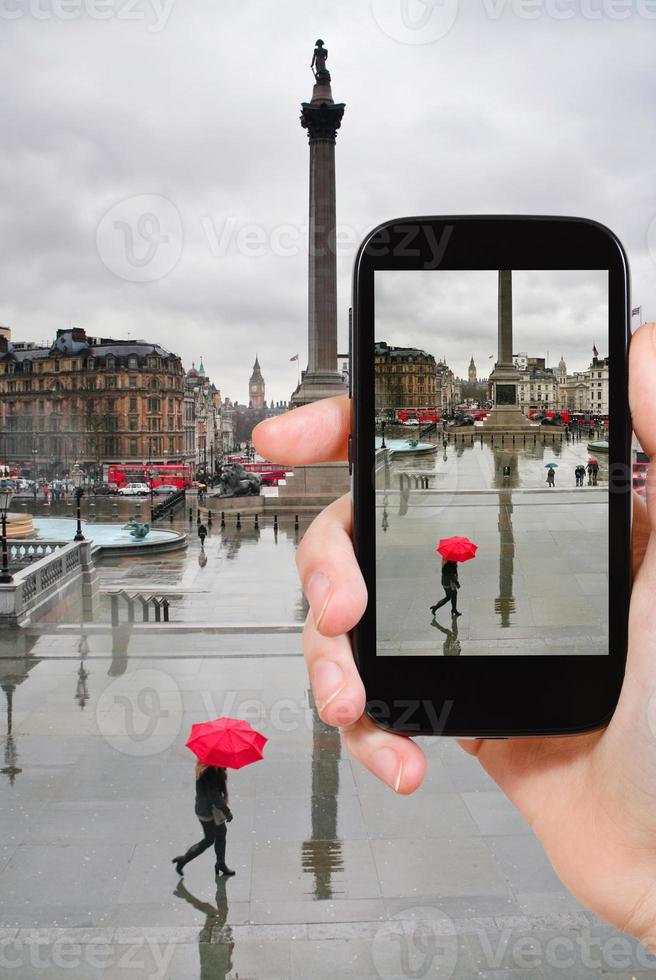 Tourist, der den Trafalgar Square fotografiert foto