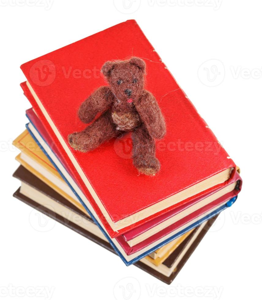 Draufsicht des weichen Spielzeugbären sitzt auf Büchern foto