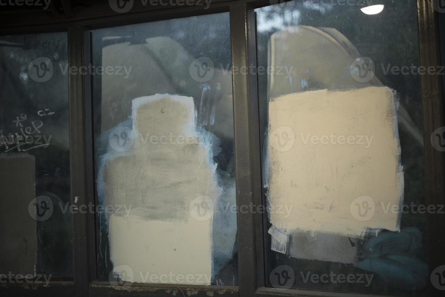 Graffiti übermalt. Kampf gegen Vandalismus. weißes Quadrat auf Glas. foto