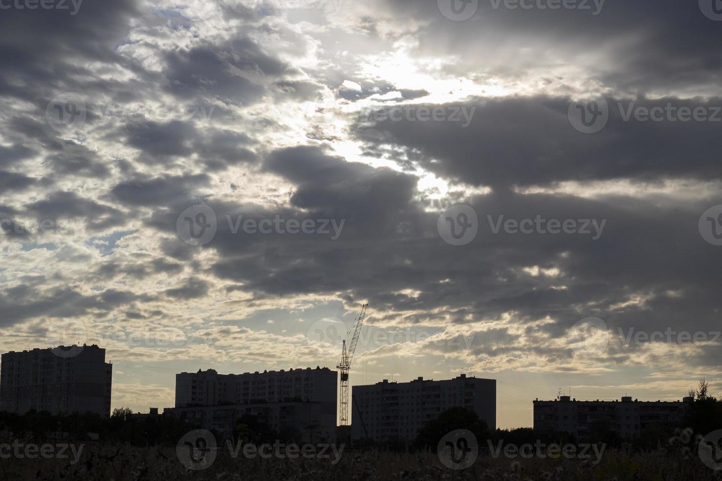 Landschaft einer modernen Stadt. Abend in einem großen Stadtgebiet. foto