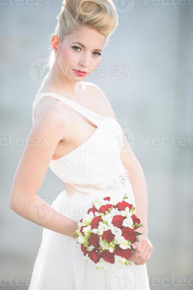 wunderschöne Braut an ihrem Hochzeitstag foto