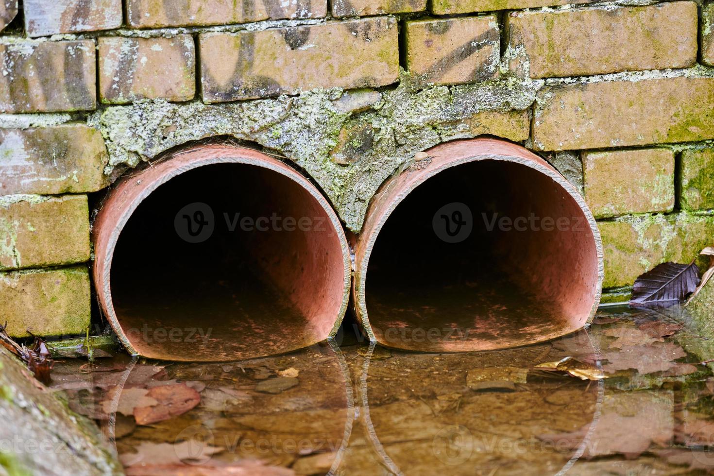 Abwasserkanäle mit giftigem Schmutzwasser foto