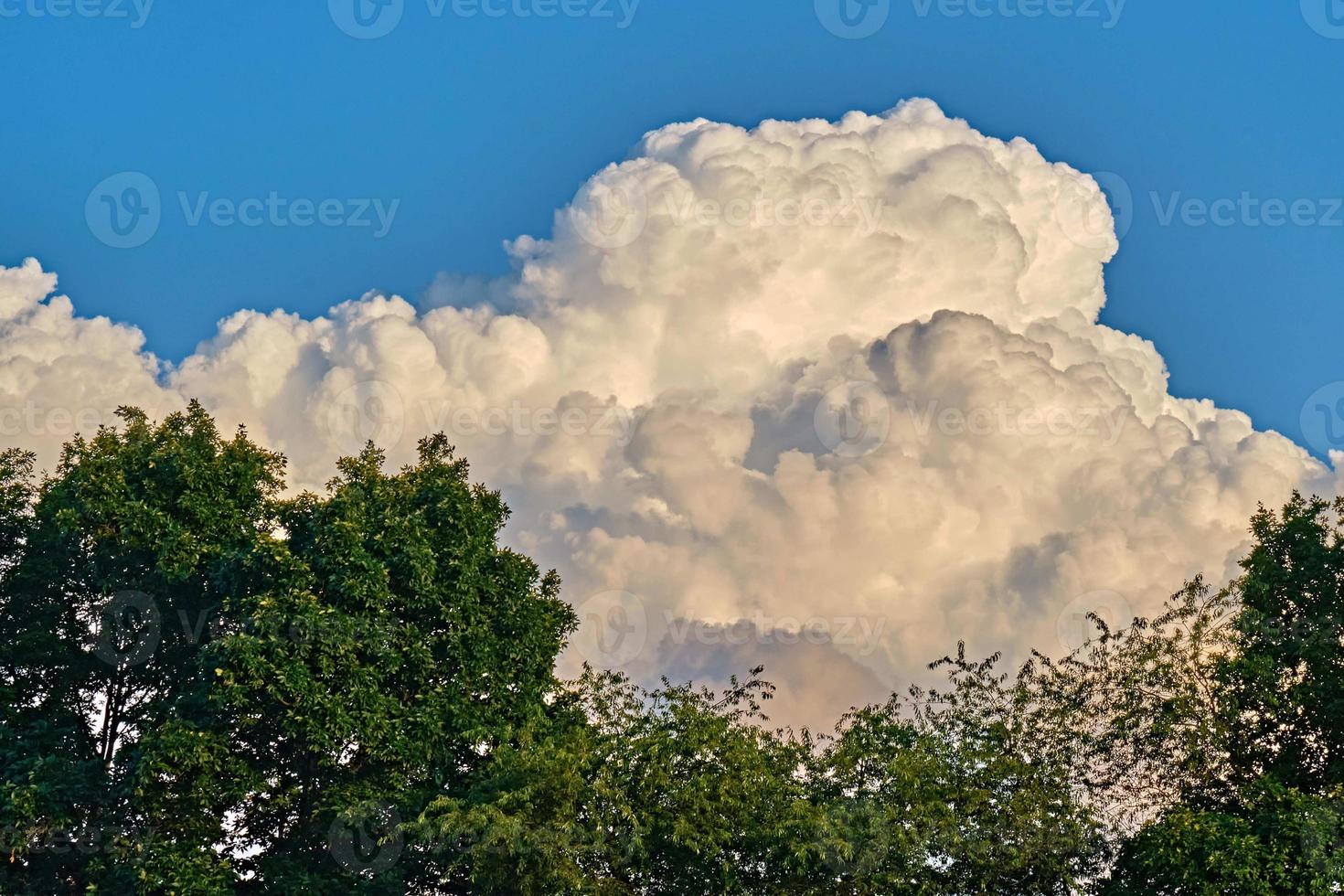 geschwollene Wolken vor einem Sommersonnenuntergang foto