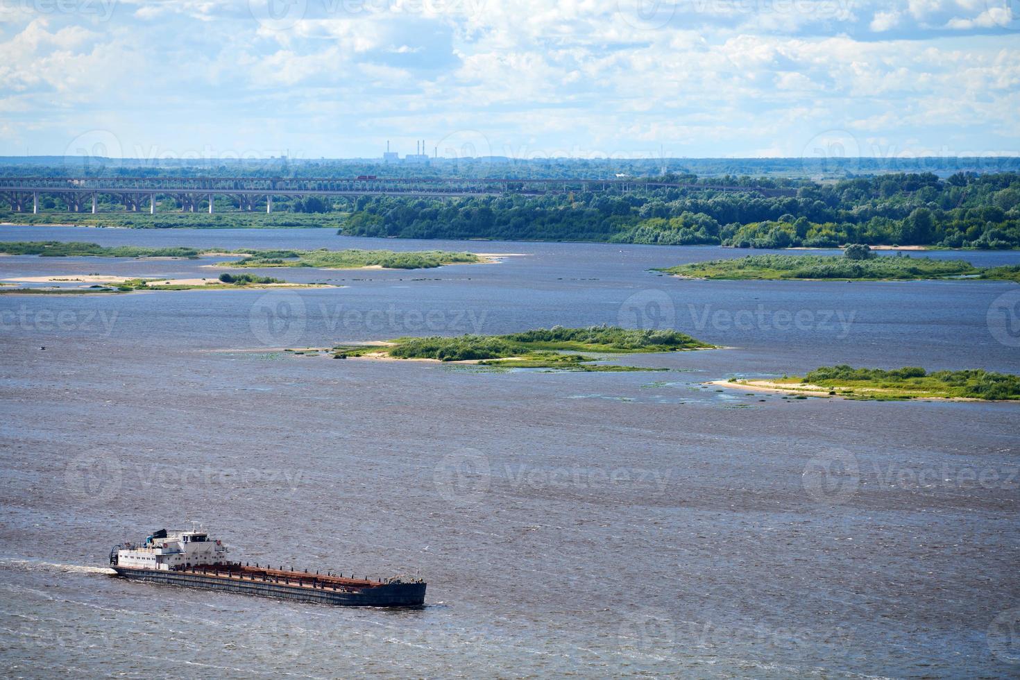 Lastkahn auf dem Fluss, der zum Frachthafen segelt. Transport für den Transport von Schotter und Sand foto