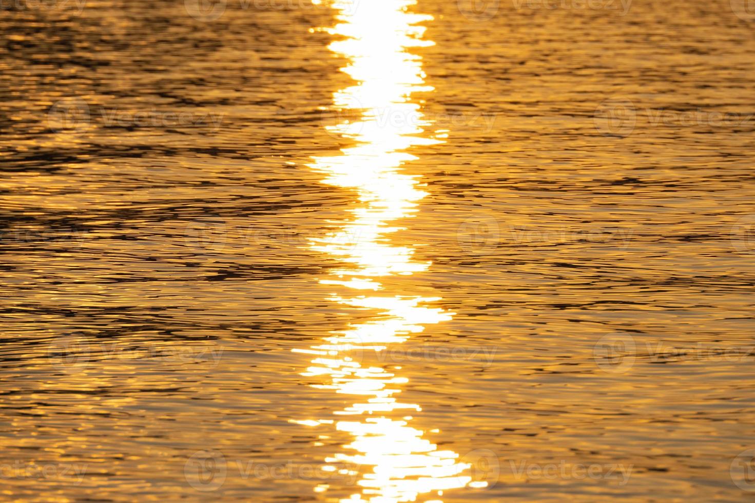 Nahaufnahme des Meeres, goldene Textur des Sonnenuntergangs auf dem Wasser foto