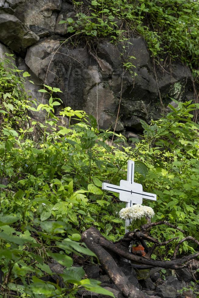 Kreuz auf dem Bürgersteig einer verstorbenen Person Huentitan-Schlucht in Guadalajara, Berge und Bäume, grüne Vegetation und Himmel mit Wolken, Mexiko foto