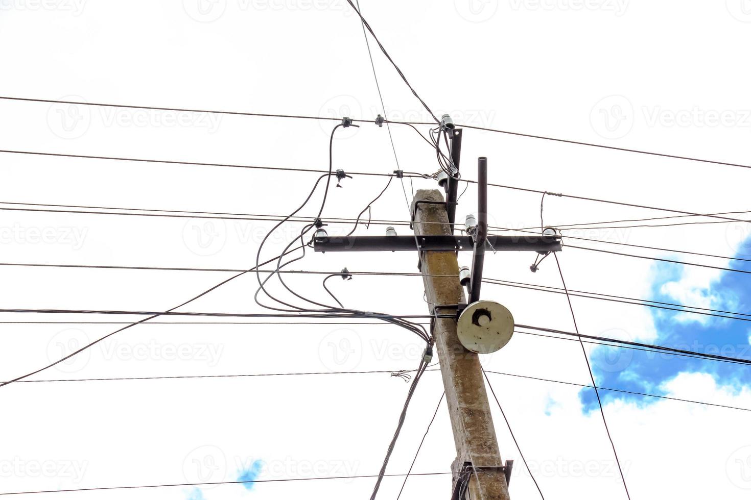Strommast Stromleitungen ausgehende elektrische Drähte gegen den blauen Himmel der Wolke. foto