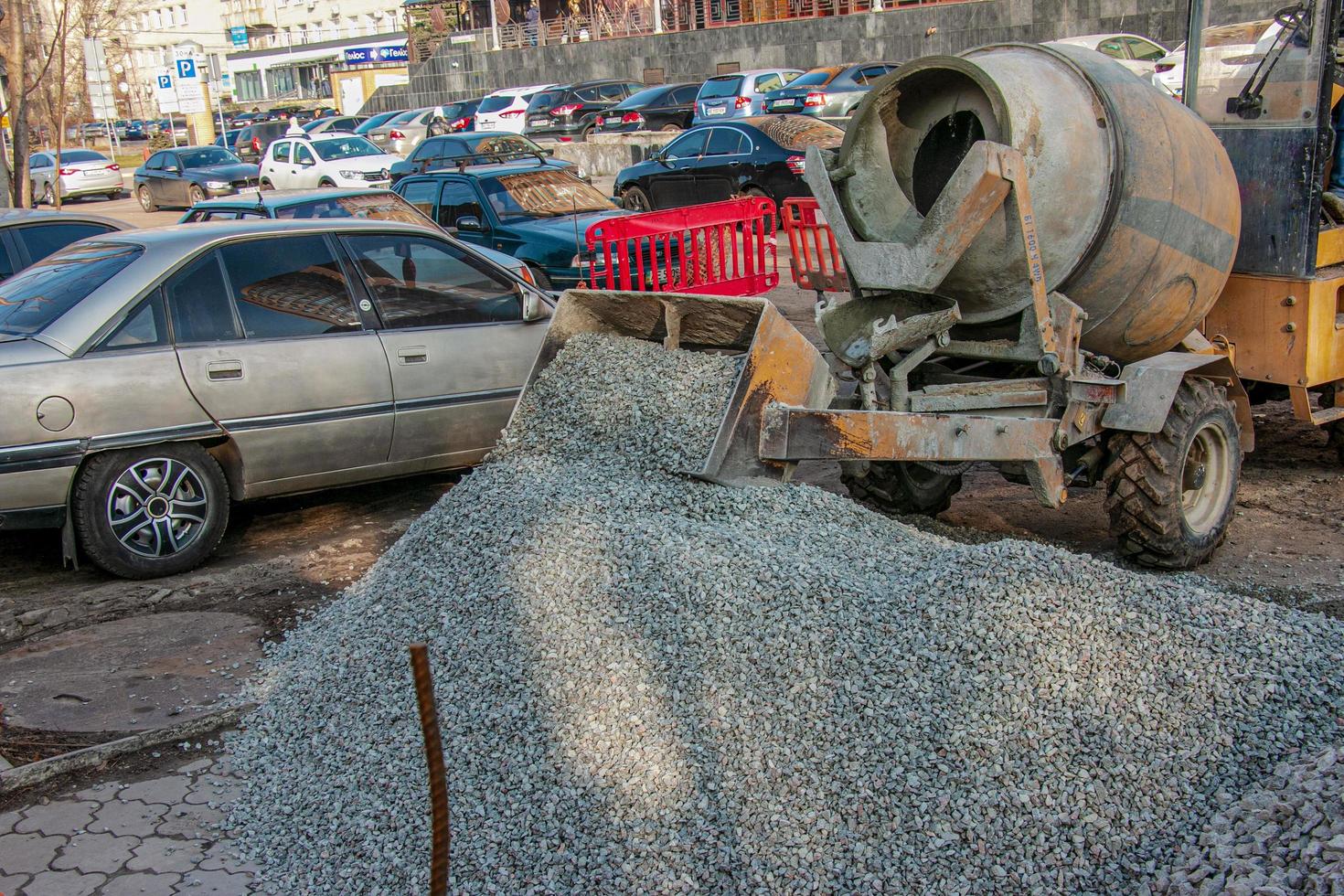 dnipropetrowsk, ukraine - 11.22.2021 mobiler betonmischer auf einer baustelle. Laden von Kies für die Betonherstellung. foto