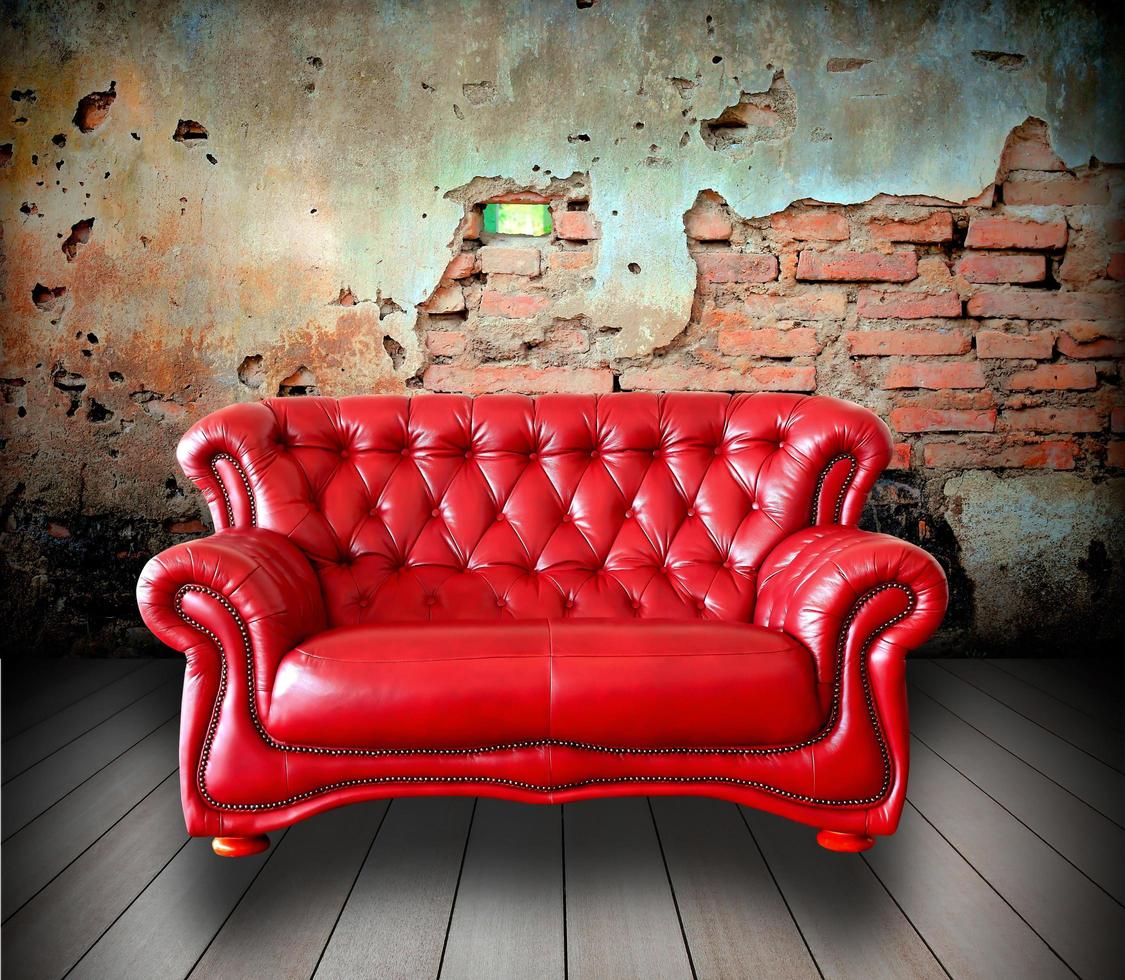 Grunge-Innenraum mit klassischem Sofa foto