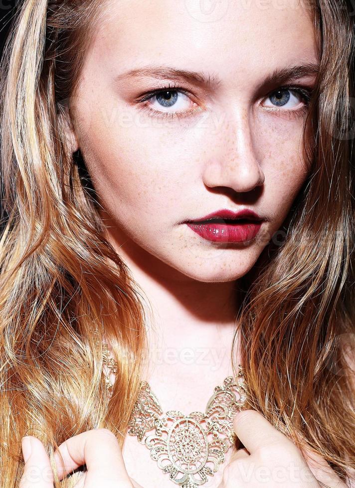 Porträt des schönen jungen Mädchens mit blonden Haaren und Sommersprossen foto
