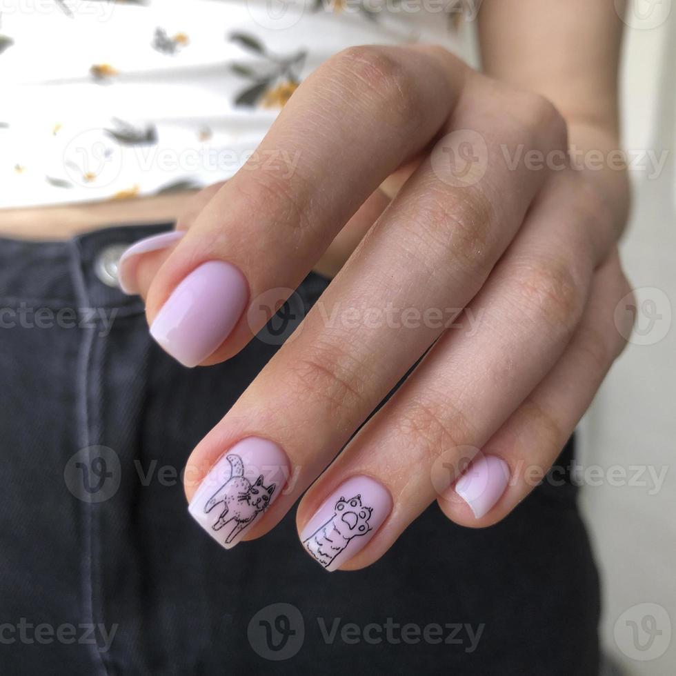 weibliche maniküre mit katzenhänden einer frau mit katzenmaniküre auf nägeln foto