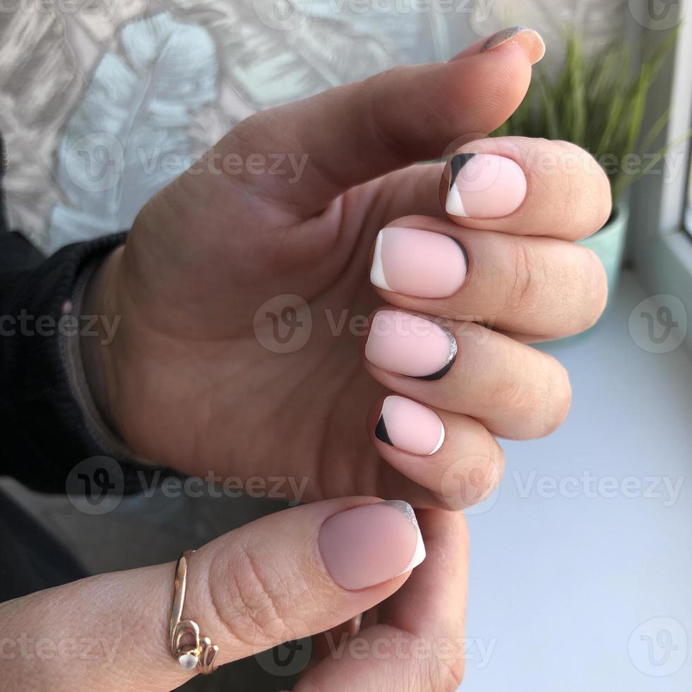 französische maniküre auf den nägeln. französisches Maniküre-Design. Maniküre-Gel-Nagellack foto