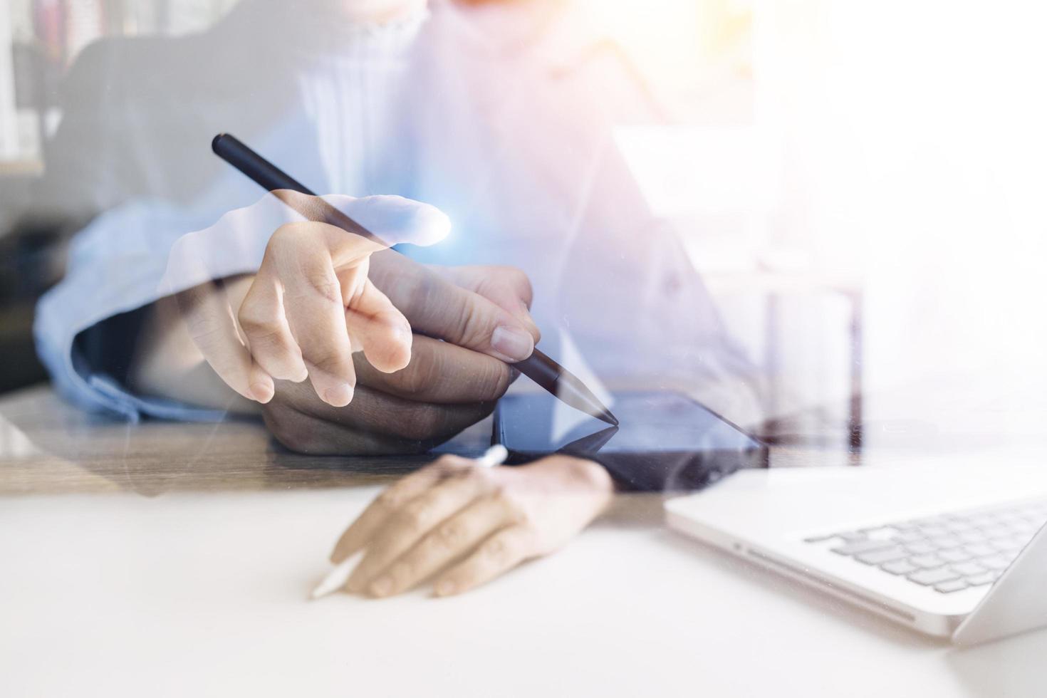 Geschäftsmann Hände arbeiten mit Finanzen über Kosten und Taschenrechner und Laptop mit Tablet, Smartphone im Büro im Morgenlicht foto