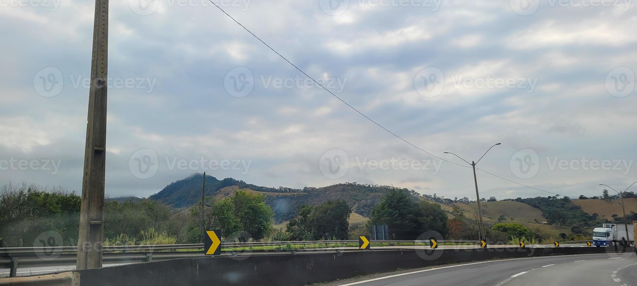 südliche landschaft von minas gerais fahrendes auto auf der straße foto