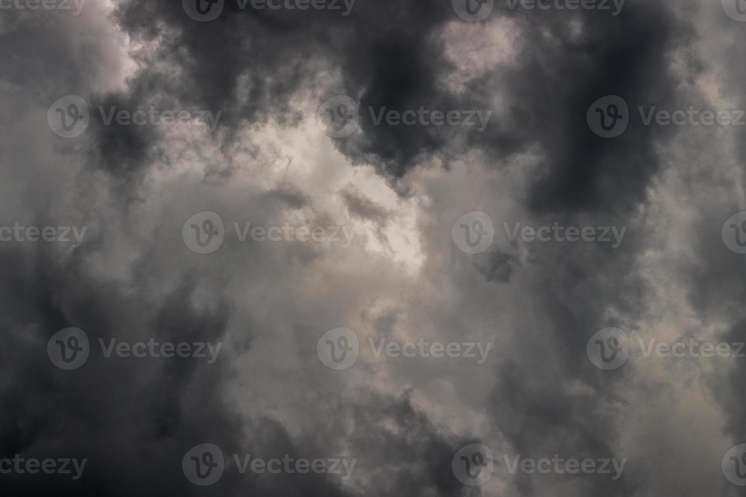 graue hereinkommende sturmwolken dunkle nahaufnahmekulisse foto