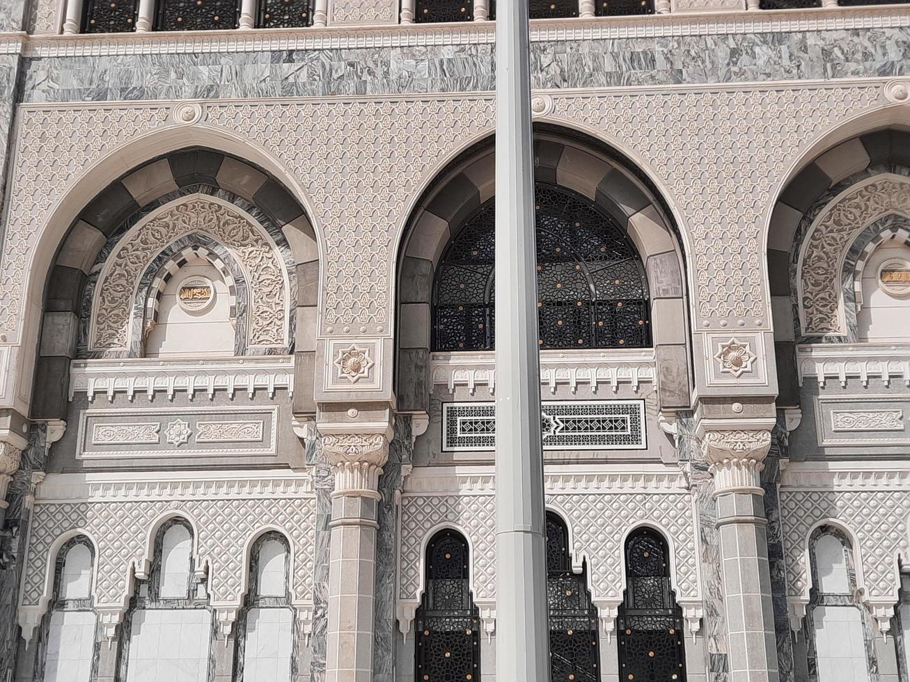 mekka, saudi-arabien, oktober 2022 - schöne aussenansicht der masjid al haram, mekka. das gebäude der masjid al haram bietet aufgrund seiner hervorragenden konstruktion eine wunderschöne aussicht. foto